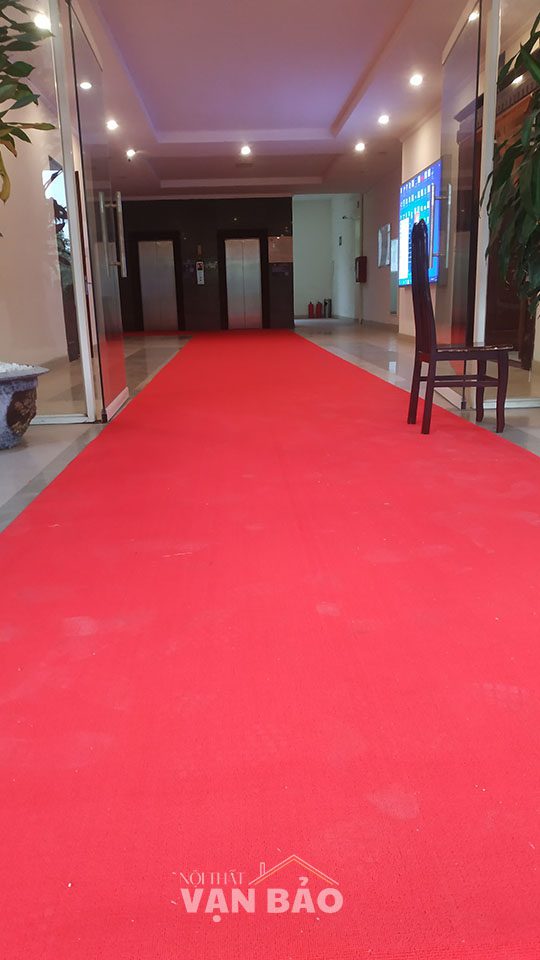 Tham van phong dang cuon mau do co 8